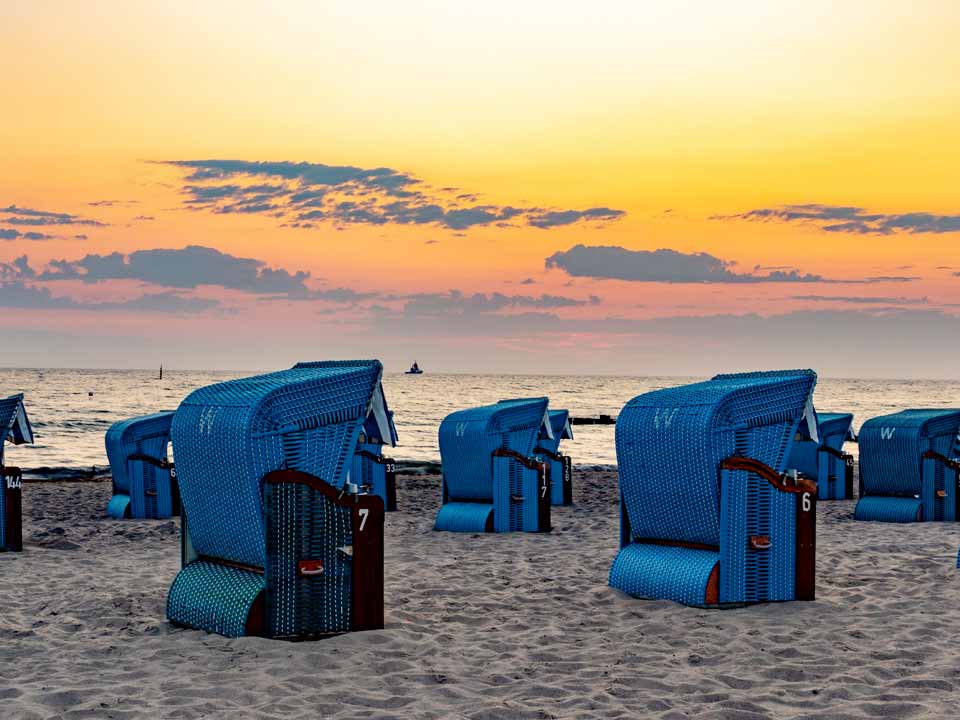 Strandkörbe am Strand von Cuxhaven mit Blick auf die Nordsee