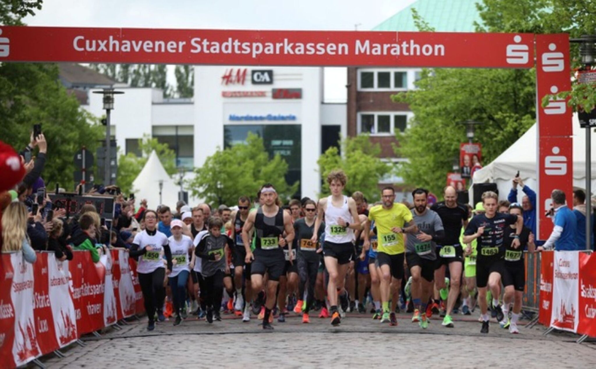 Männer rennen am dem Cuxhave Marathon.