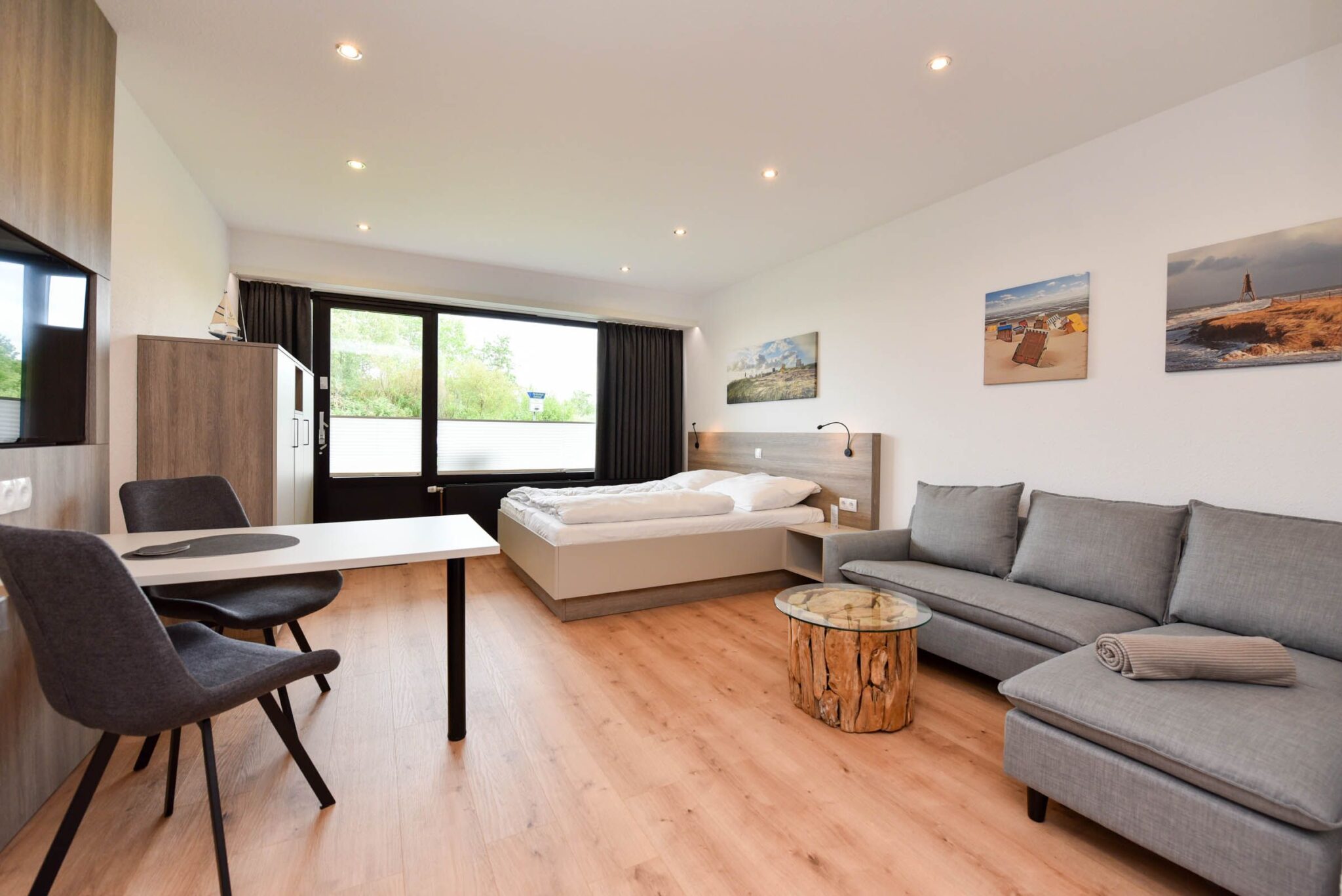 Modern eingerichtetes Zimmer in einer Ferienwohnung