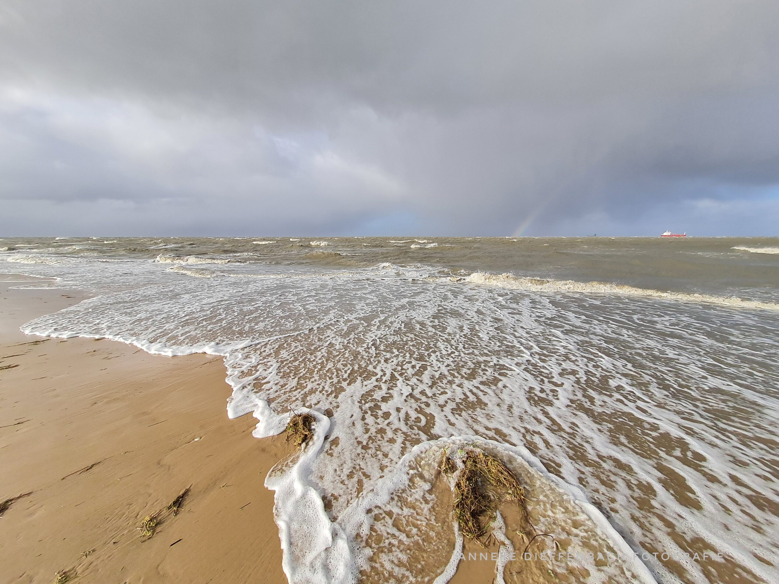 Herbst an der Nordsee in Cuxhaven mit Strand, Wellen und herbstlichem Himmel